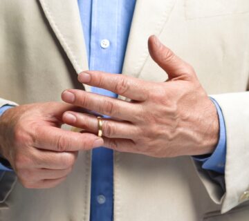 درآوردن حلقه مرد کت شلواری از دست