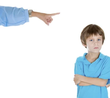 تهدید کردن پسربچه لجباز با دراز کردن دست