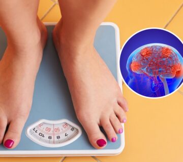 ایستادن دختر با پای لاک زده روی ترازو کنار امواج مغزی