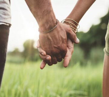 دست گرفتن زن و مرد در علفزار