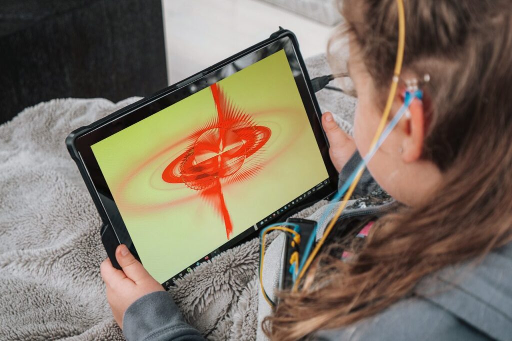 تماشای تصویر تبلت با سیم روی سر