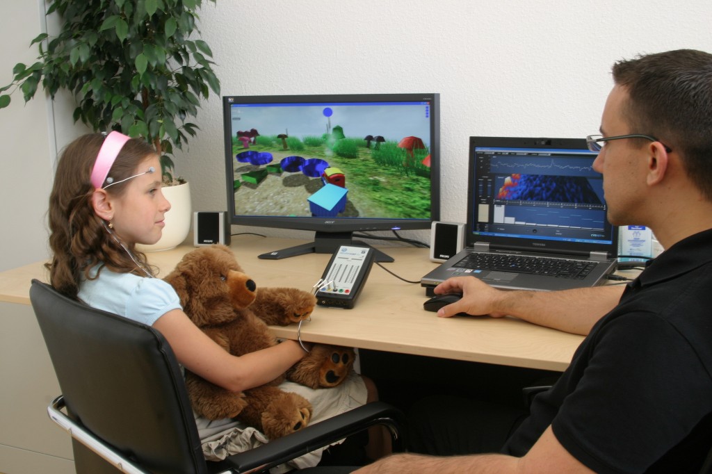 دختر بچه با عروسک کنار متخصص مغز