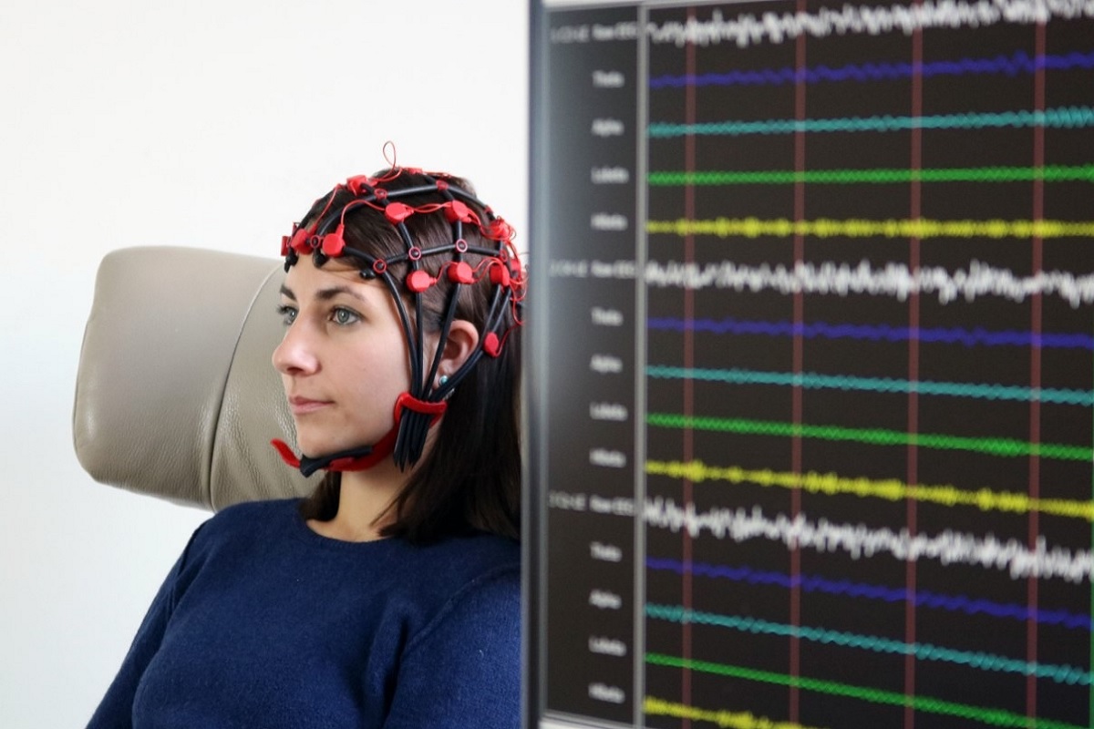 نمایشگر مغزی کنار زن بیمار با حسگرهای روی سر