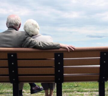 تکیه زن مسن به پیرمرد روی نیمکت