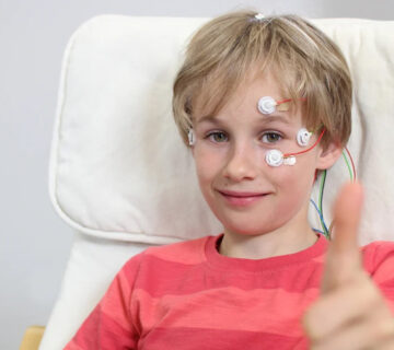 پسر بچه با حسگرهای روی سر