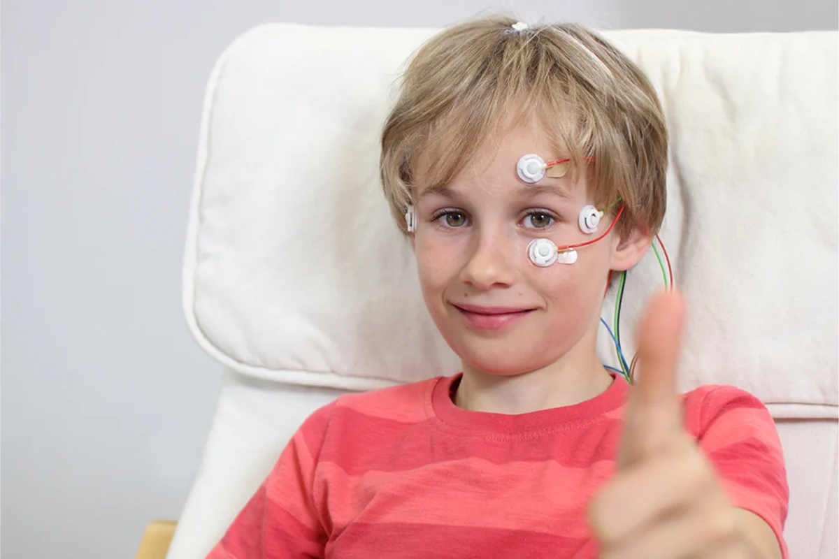 پسر بچه با حسگرهای روی سر