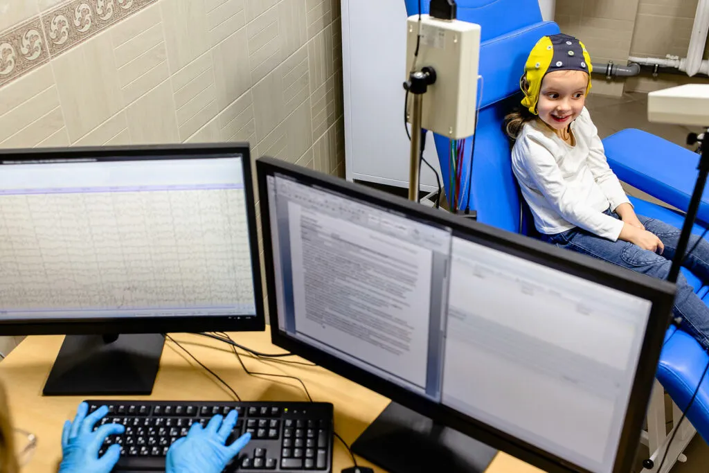 8 کودک با کلاه ایمنی مانیتور مغزی24