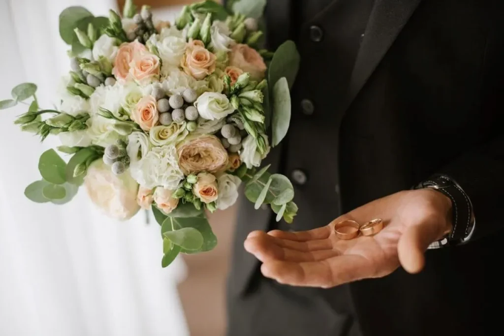 خاتم وباقة في يد العريس