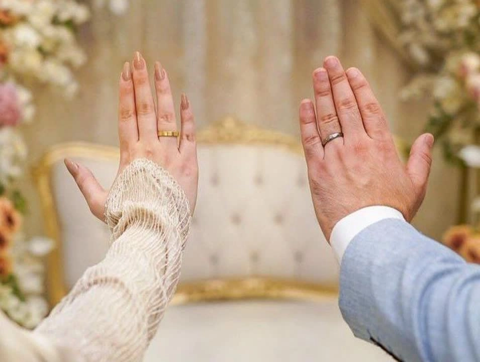 يدي العروس والعريس مع الخواتم